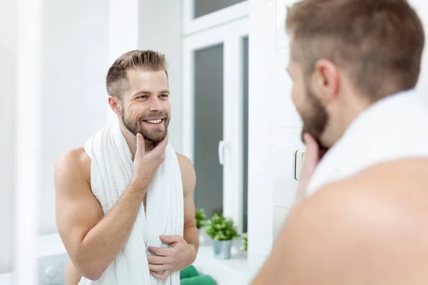 Morgenhygiene, Mann im Badezimmer schaut in Spiegel — Stockfoto