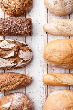 Ahşap arka planda lezzetli taze ekmek