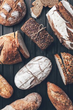 Ahşap arka planda lezzetli taze ekmek