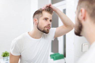 Yakışıklı genç hairloss hakkında endişeli