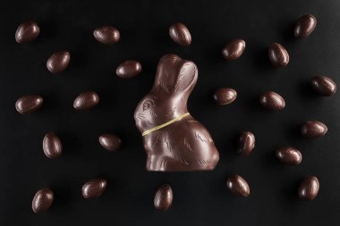 Çikolata Paskalya tavşanı ve koyu arka plan üzerinde yumurta