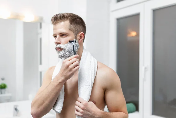 Manhã higiene, homem no banheiro olhando no espelho — Fotografia de Stock