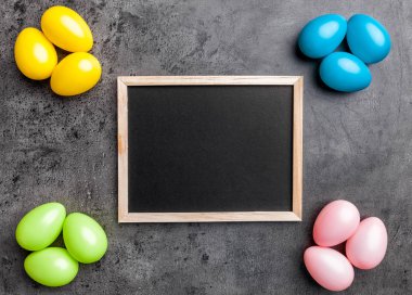 Rustik bir arka plan üzerinde Paskalya yumurtaları