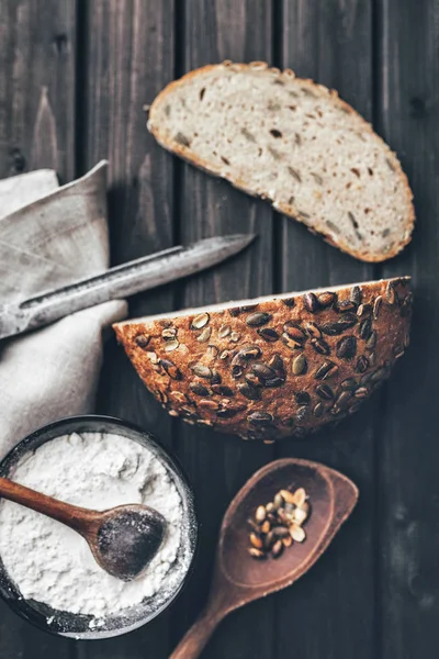 Delicioso pan fresco sobre fondo de madera — Foto de Stock