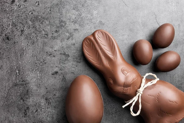 Čokoládové Velikonoční zajíček a vejce na rustikální pozadí — Stock fotografie