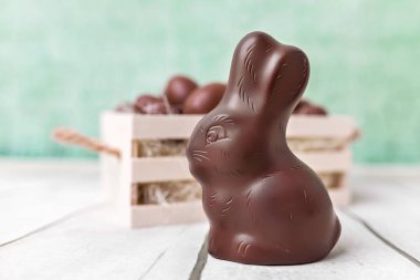 Çikolata Paskalya tavşanı ve yumurtalar bir sepette