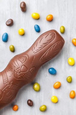 Çikolata Paskalya tavşanı ve ahşap arka plan üzerinde yumurta