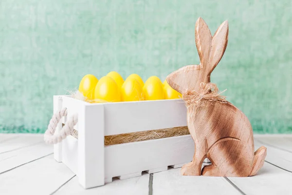 Пасхальная праздничная корзина с кроликом и яйцами — стоковое фото