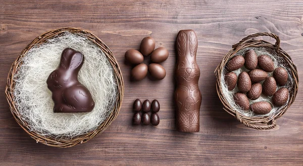 Lapin de Pâques chocolat dans un panier — Photo