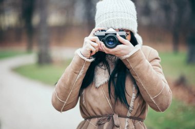 Kadın fotoğrafçı fotoğraf açık havada bir vintage kamerayla çekmek