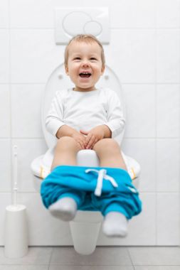 Tuvalette otururken çok güzel genç çocuk