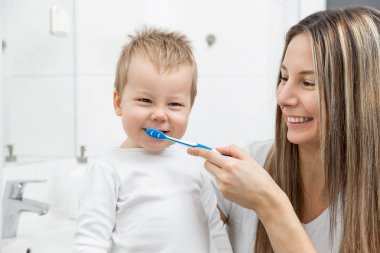 Mutlu anne oğlunun diş bush kullanmayı öğretmek