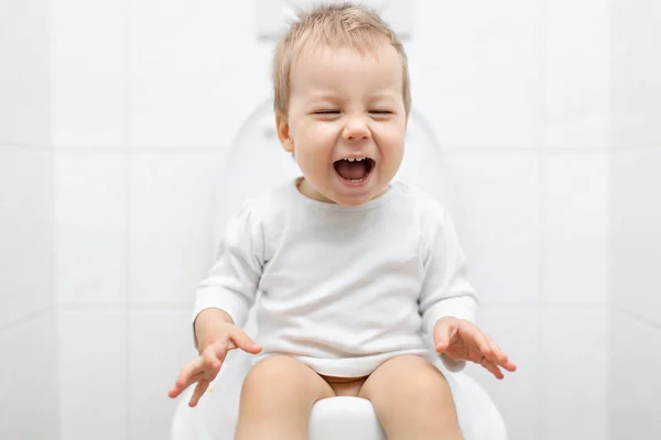 귀여운 어린 아이 화장실에 앉아 — 스톡 사진