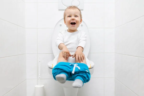 Adorable young child sitting on the toilet — Stock Photo, Image