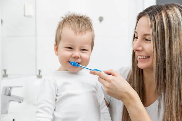 快乐的母亲教她的儿子如何布什牙齿 — 图库照片#