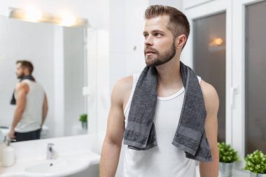 Sabah hijyen, banyodaki aynaya bakıyorum adam