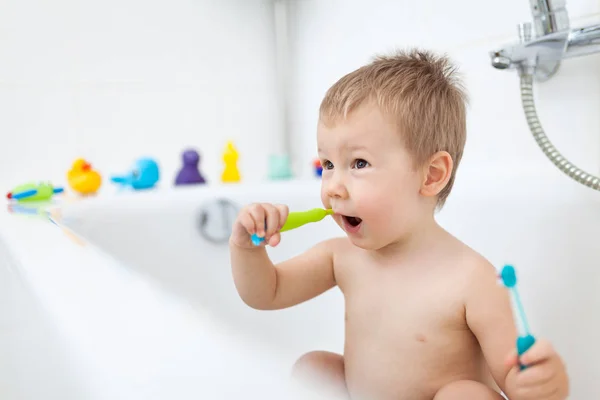 Criança adorável aprendendo a escovar os dentes — Fotografia de Stock