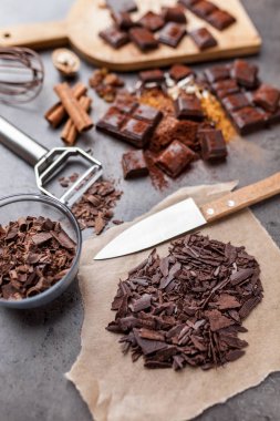 Rustik bir arka plan üzerinde lezzetli çikolata