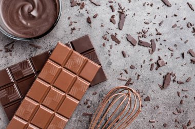 Rustik bir arka plan üzerinde lezzetli çikolata