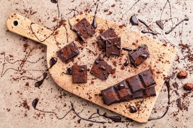 Kakao tozu ile lezzetli Bitter çikolata