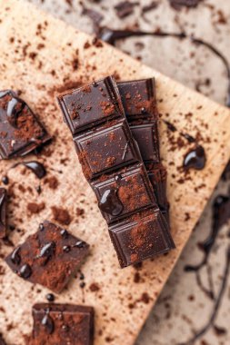 Kakao tozu ile lezzetli Bitter çikolata