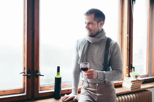 Hombre Hansome disfrutando de una copa de vino tinto —  Fotos de Stock