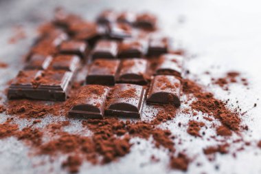 Koyu çikolata kakao porwder ile