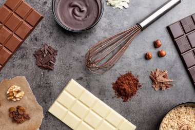 Lezzetli chocole rustik arka plan üzerinde çeşitli