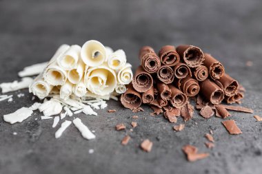 Rustik arka plan üzerinde lezzetli çikolata swilrs