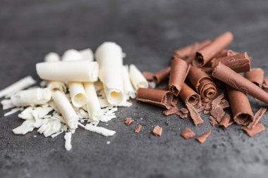 Rustik arka plan üzerinde lezzetli çikolata swilrs