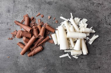 Rustik arka plan üzerinde lezzetli çikolata swilrs