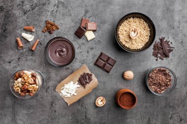 Rustik arka plan üzerinde lezzetli çikolata