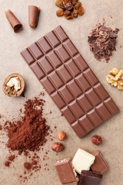 Lezzetli çikolata bar ve malzemeler