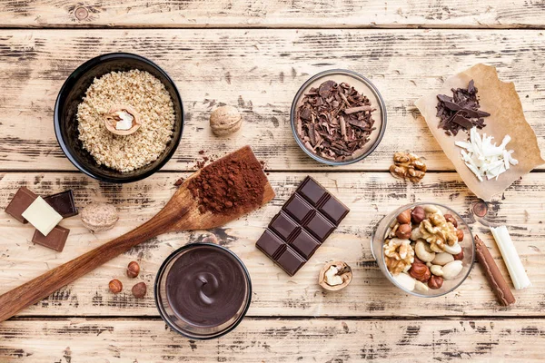 Вкусный шоколад на деревянном фоне — стоковое фото