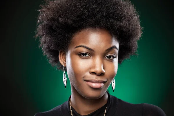 年轻和美丽的黑人女人 — 图库照片