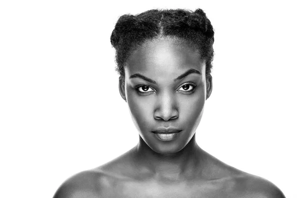 Visage d'une jeune beauté noire — Photo