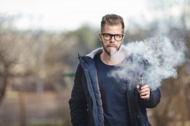 Elektronik bir sigaradan e-sıvı buharlaştırmak