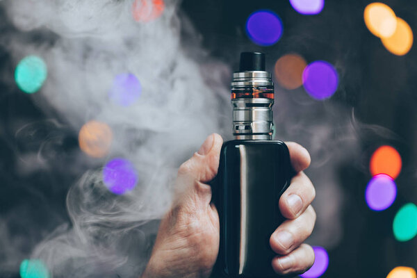 Извержение электронной жидкости из электронной сигареты
