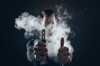 Elektronik bir sigaradan e-sıvı buharlaştırmak