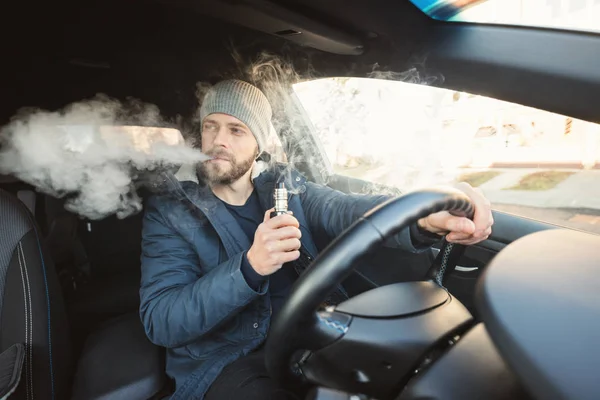 Wyrzucanie papierosa elektronicznego podczas jazdy samochodem — Zdjęcie stockowe