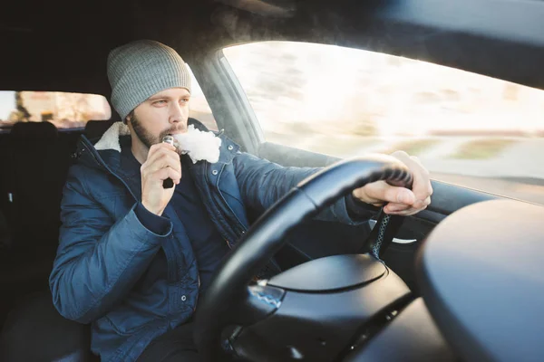 Vaping um cigarro eletrônico enquanto dirige no carro — Fotografia de Stock