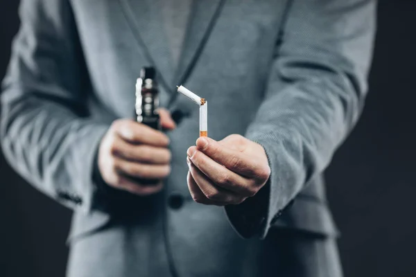 Elektronik bir sigaradan e-sıvı buharlaştırmak — Stok fotoğraf