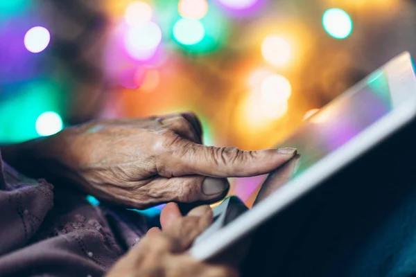 Oudere vrouw met behulp van een digitale tablet — Stockfoto