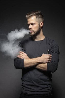 Elektronik bir sigaradan e-sıvı buharlaştırmak