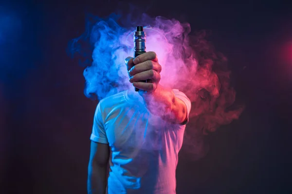 Vaping e-líquido de um cigarro eletrônico — Fotografia de Stock