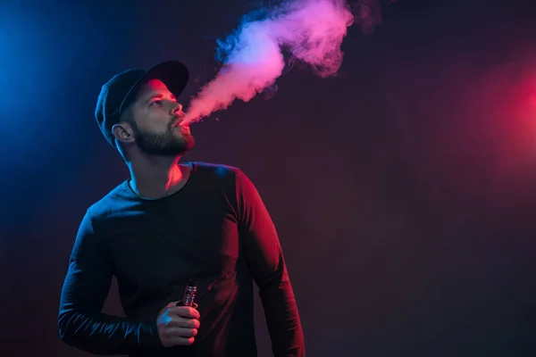Verdampfen von E-Flüssigkeit aus einer elektronischen Zigarette — Stockfoto