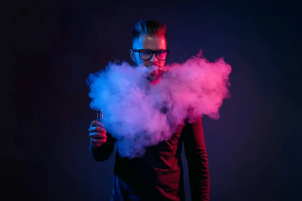 Vaping e-líquido de um cigarro eletrônico — Fotografia de Stock