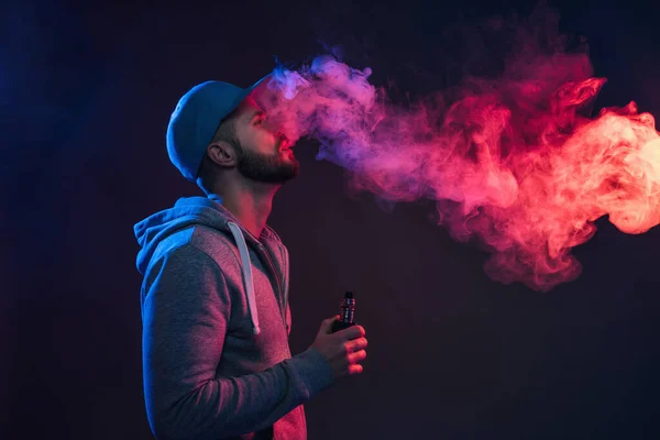 Vaping e-líquido de um cigarro eletrônico — Fotografia de Stock