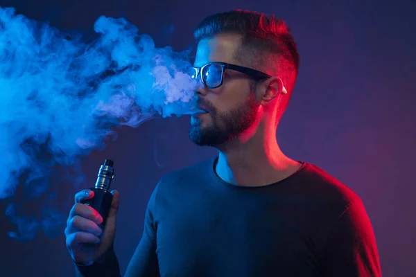 Vaping e-líquido de um cigarro eletrônico — Fotografia de Stock