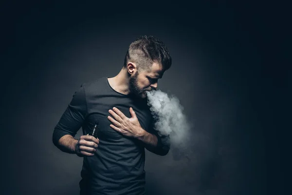 Verdampfen von E-Flüssigkeit aus einer elektronischen Zigarette — Stockfoto